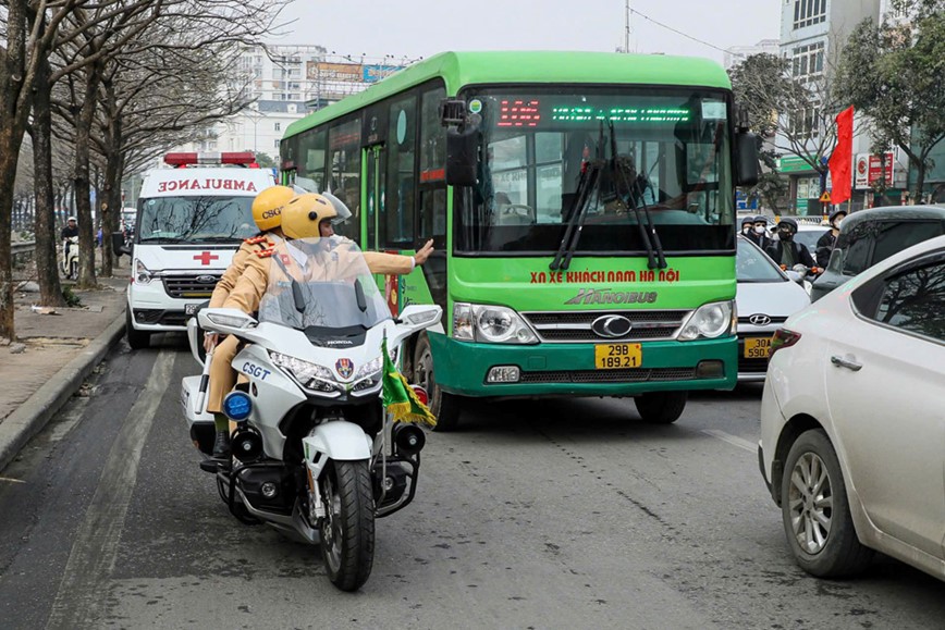 Cuc CSGT lap 4 to canh sat di mo to chong un tac tai cua ngo Ha Noi - Hinh anh 1