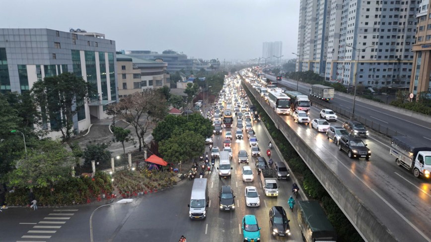 Nguoi dan roi Thu do ve que don Tet, cua ngo dong duc tu som - Hinh anh 1