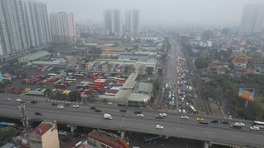 Nguoi dan roi Thu do ve que don Tet, cua ngo dong duc tu som - Hinh anh 2