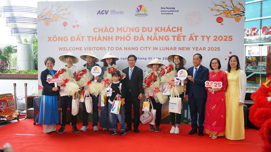 140 chuyen bay cho hon 20.000 du khach den Da Nang ngay mung 1 tet - Hinh anh 1