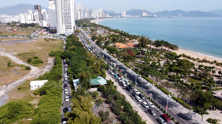 Khanh Hoa: Duong bien Tran Phu un u giao thong, hang nghin phuong tien nhich tung chut mot - Hinh anh 6