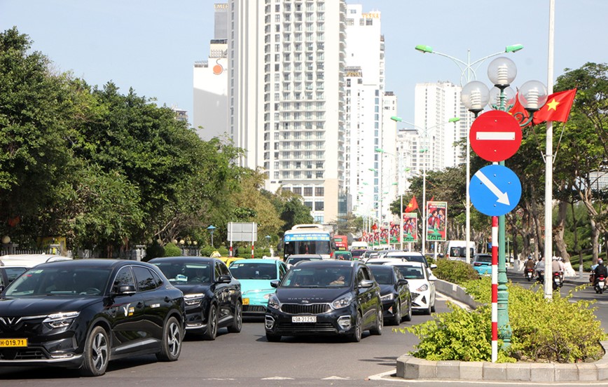 Khanh Hoa: Duong bien Tran Phu un u giao thong, hang nghin phuong tien nhich tung chut mot - Hinh anh 8