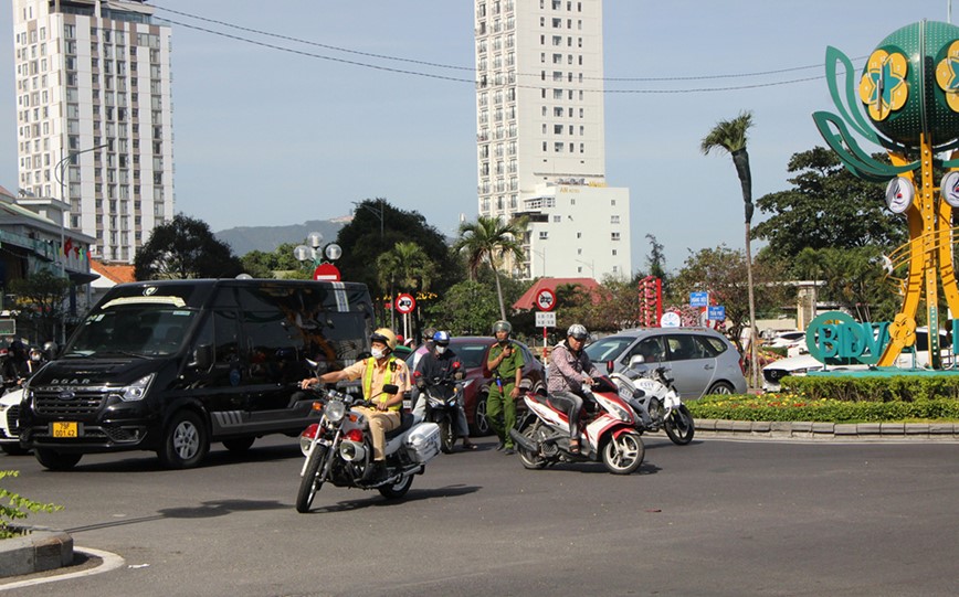 Khanh Hoa: Duong bien Tran Phu un u giao thong, hang nghin phuong tien nhich tung chut mot - Hinh anh 9