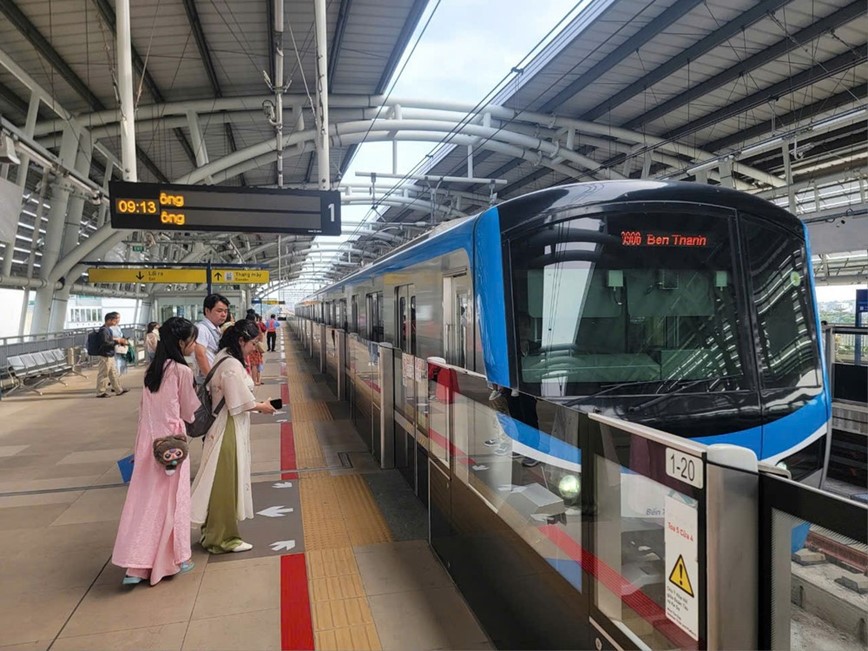 10 ngay Tet, Metro so 1 TP Ho Chi Minh phuc vu gan 800.000 hanh khach - Hinh anh 1