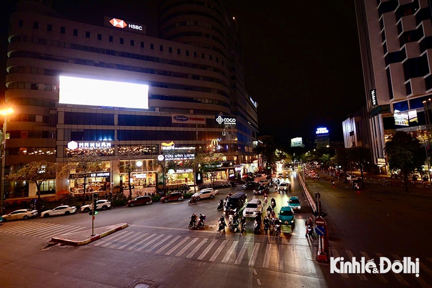 Nua dem cho den do, y thuc nguoi dan tham gia giao thong duoc nang cao - Hinh anh 1