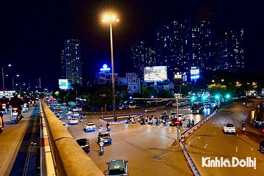 Nua dem cho den do, y thuc nguoi dan tham gia giao thong duoc nang cao - Hinh anh 4