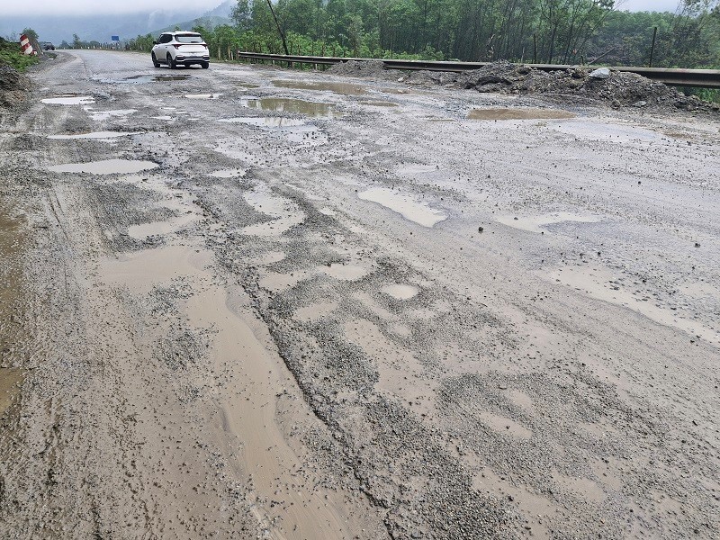 Ha Tinh: loang lo tren tuyen duong ven bien nghin ty - Hinh anh 7