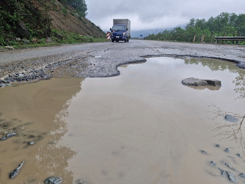 Ha Tinh: loang lo tren tuyen duong ven bien nghin ty - Hinh anh 9