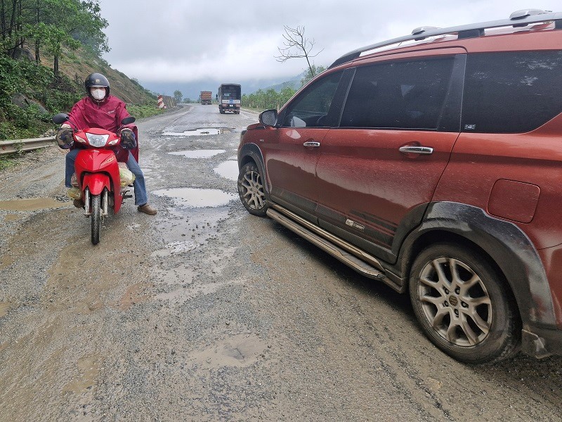 Ha Tinh: loang lo tren tuyen duong ven bien nghin ty - Hinh anh 8