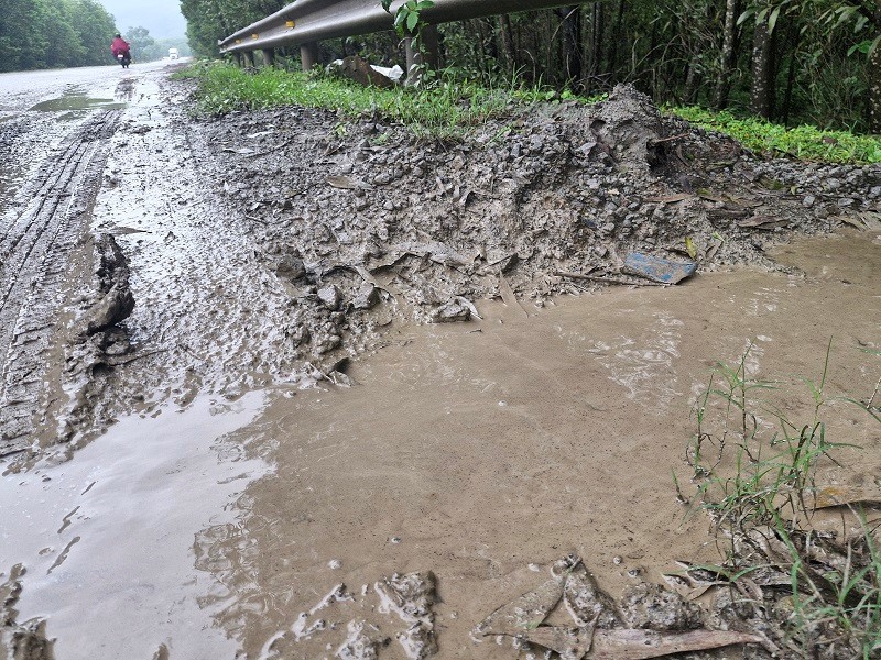 Ha Tinh: loang lo tren tuyen duong ven bien nghin ty - Hinh anh 4