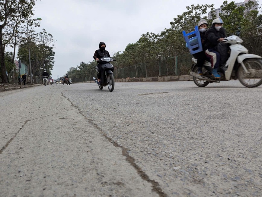 Ha Noi: buc minh di qua doan duong… nhay tung tung - Hinh anh 7