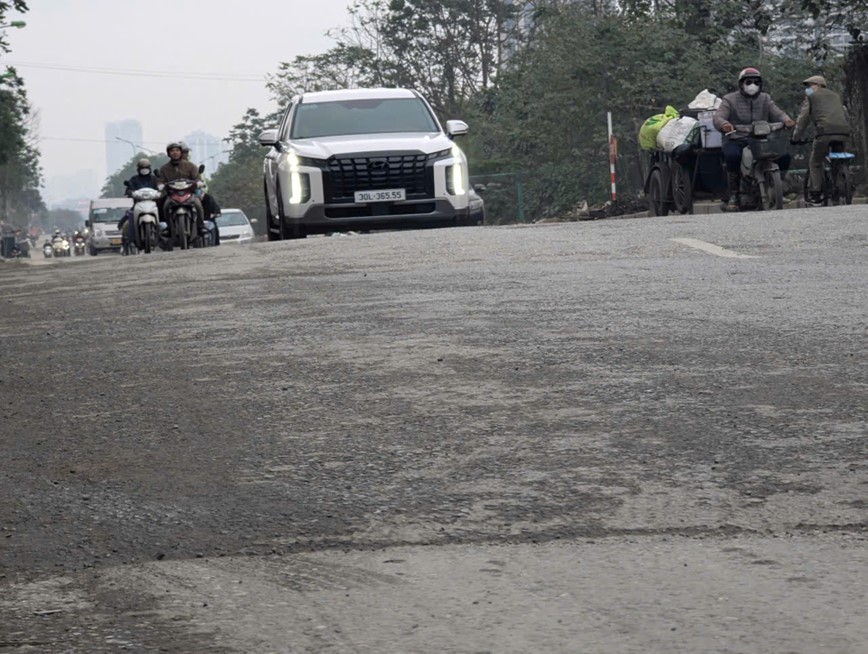 Ha Noi: buc minh di qua doan duong… nhay tung tung - Hinh anh 3