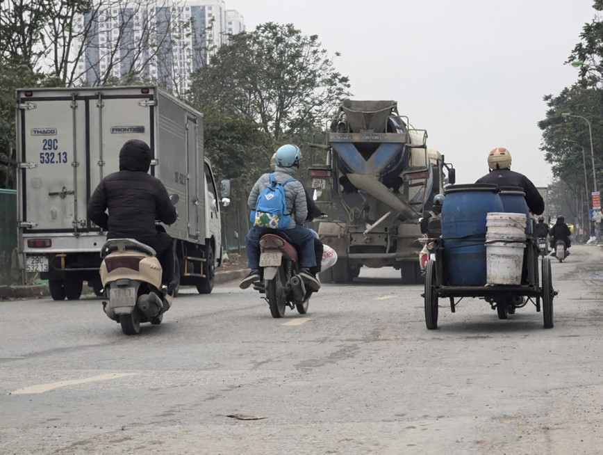 Ha Noi: buc minh di qua doan duong… nhay tung tung - Hinh anh 8