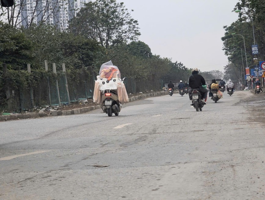 Ha Noi: buc minh di qua doan duong… nhay tung tung - Hinh anh 2