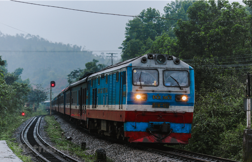 Di doi xong qua bom, duong sat Bac - Nam duoc thong tuyen tro lai - Hinh anh 1