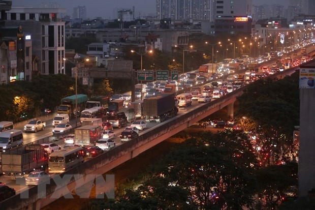 Ha Noi rao chan, cam xe tai 1/2 chieu duong Vanh dai 3 tren cao - Hinh anh 1