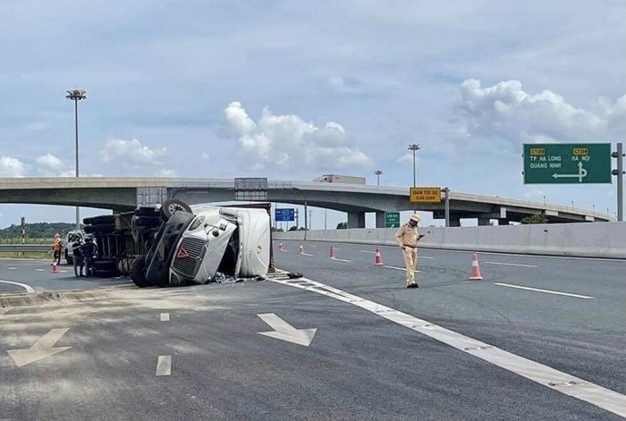 Xe container lat nghieng tren cao toc Ha Noi – Hai Phong - Hinh anh 1