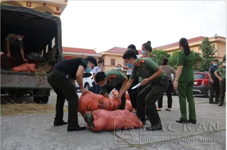 Cong an tinh Bac Kan: Chung tay giup nhan dan Ba Be tieu thu nong san - Hinh anh 2