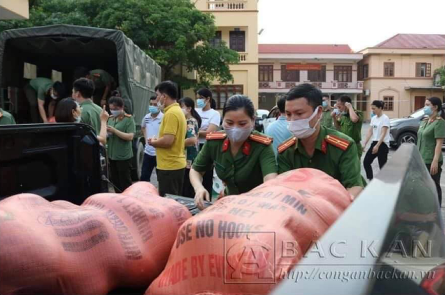 Cong an tinh Bac Kan: Chung tay giup nhan dan Ba Be tieu thu nong san - Hinh anh 1