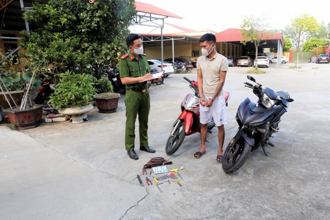 Bat doi tuong trom cap xe may lien tinh - Hinh anh 1