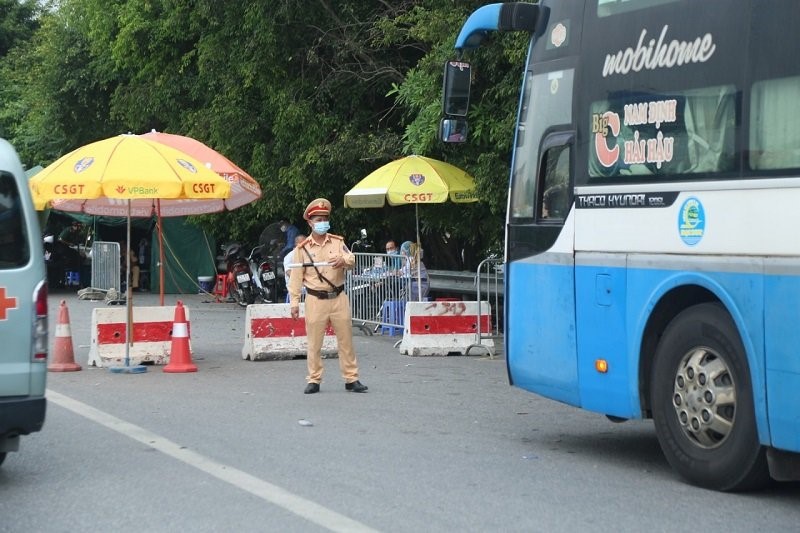 Un tac dai tai chot kiem dich cau Phu Dong  - Hinh anh 5