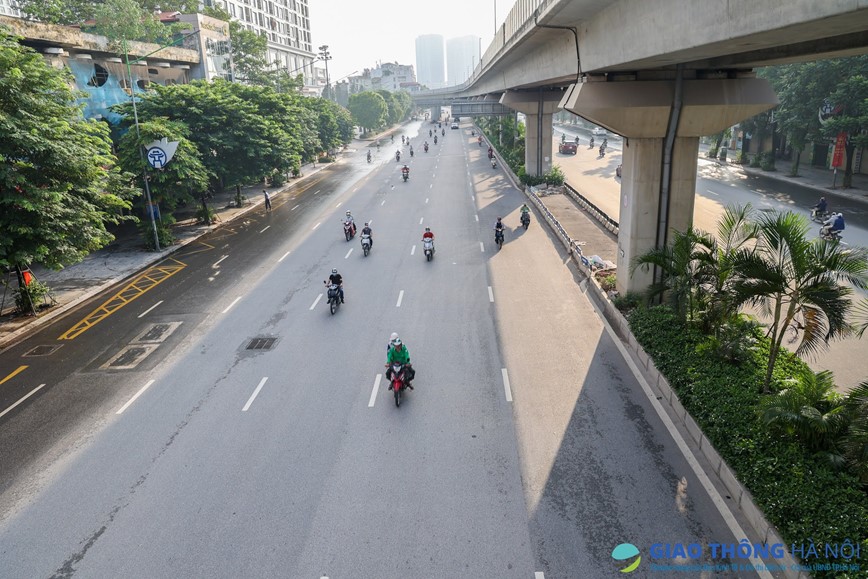 Ha Noi trong ngay dau thuc hien gian cach xa hoi - Hinh anh 14