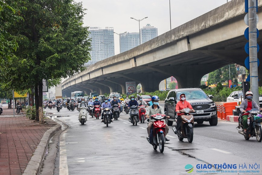 Ha Noi trong ngay dau thuc hien gian cach xa hoi - Hinh anh 15