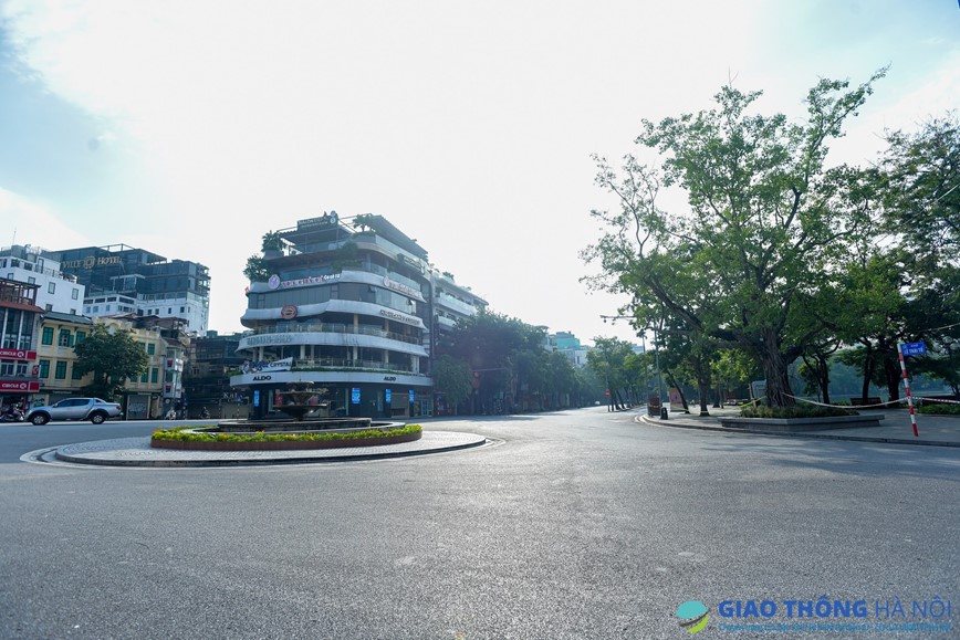 Ha Noi trong ngay dau thuc hien gian cach xa hoi - Hinh anh 6