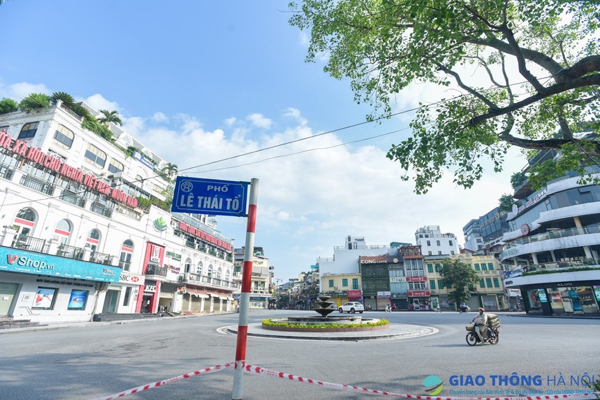 Ha Noi trong ngay dau thuc hien gian cach xa hoi - Hinh anh 7