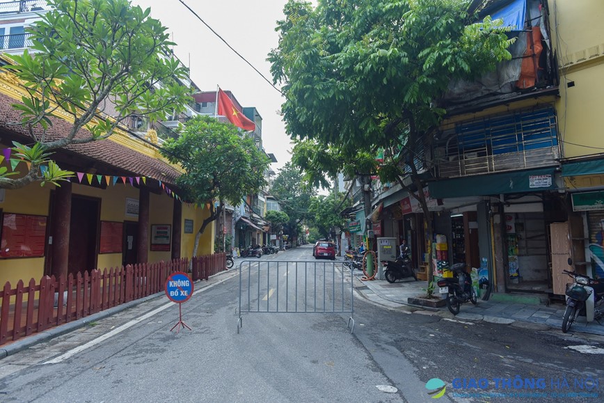 Ha Noi trong ngay dau thuc hien gian cach xa hoi - Hinh anh 11