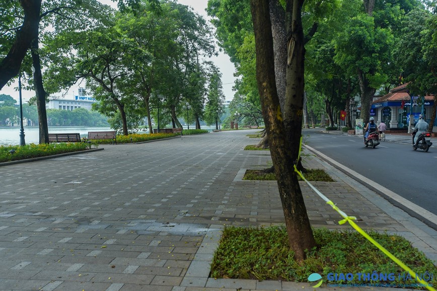 Ha Noi trong ngay dau thuc hien gian cach xa hoi - Hinh anh 8