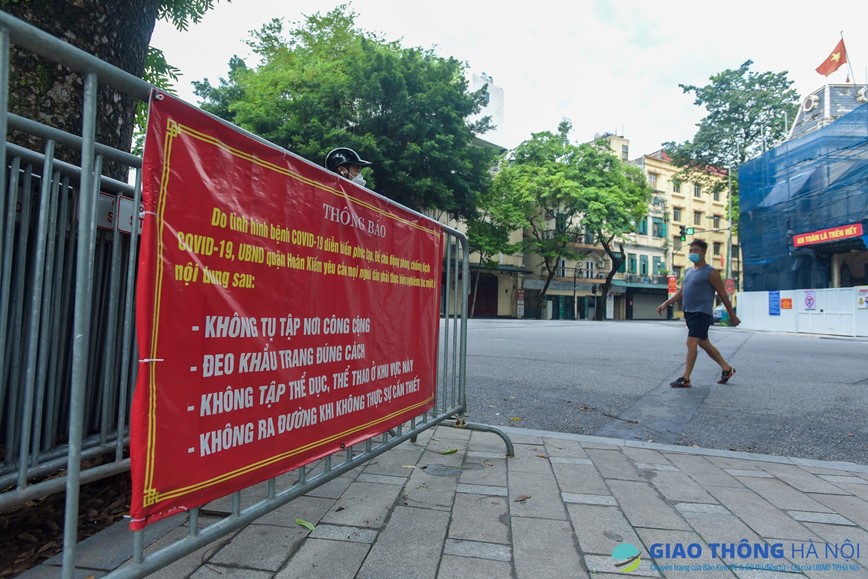 Ha Noi trong ngay dau thuc hien gian cach xa hoi - Hinh anh 9