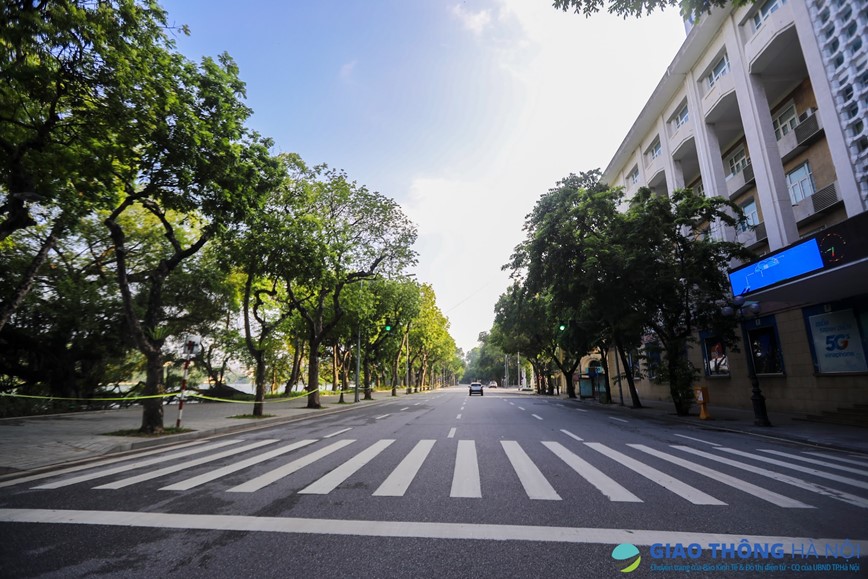 Ha Noi trong ngay dau thuc hien gian cach xa hoi - Hinh anh 1