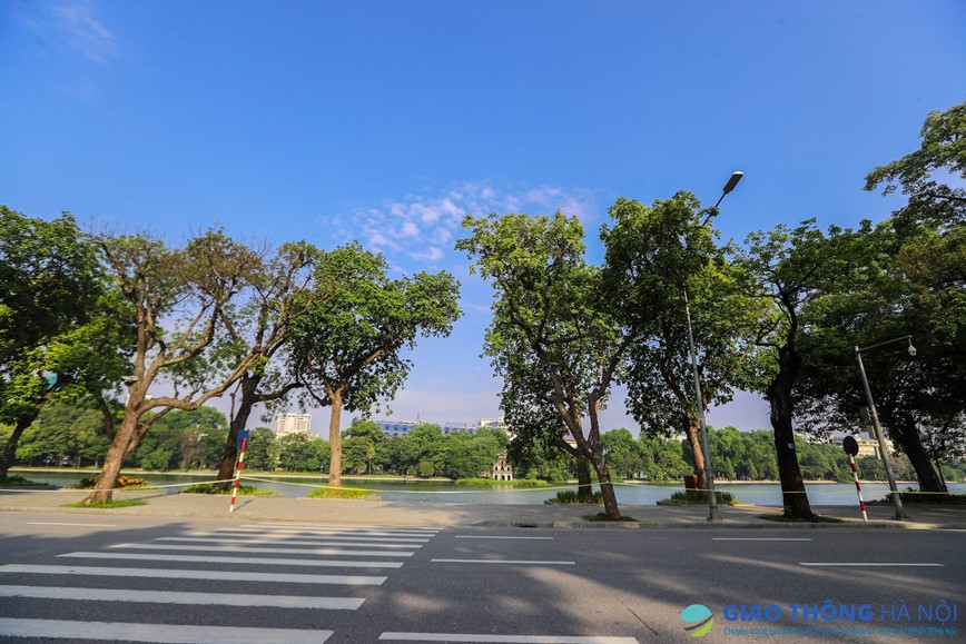 Ha Noi trong ngay dau thuc hien gian cach xa hoi - Hinh anh 4