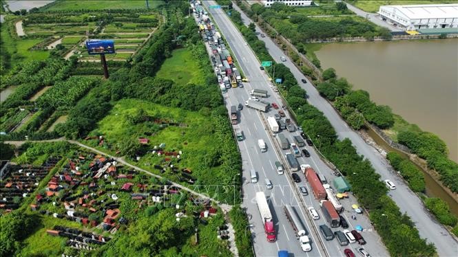 De nghi bo tri CSGT dan doan xe van tai theo luong xanh, giai toa un tac cho Ha Noi - Hinh anh 1