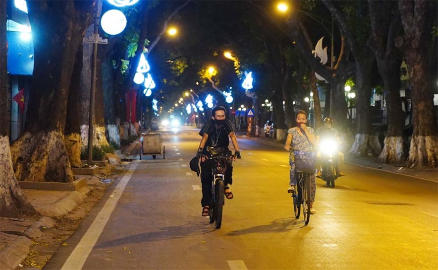 Ha Noi vang lang, yen binh dem gian cach xa hoi - Hinh anh 5