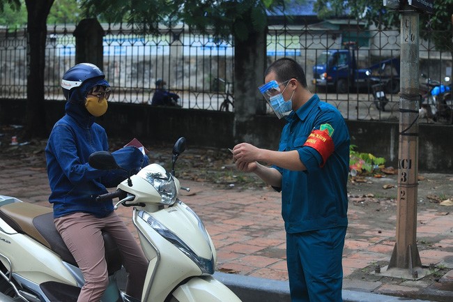 Ha Noi yeu cau khai bao y te bang ma QR voi tat ca nguoi ra, vao cac chot kiem soat  - Hinh anh 1