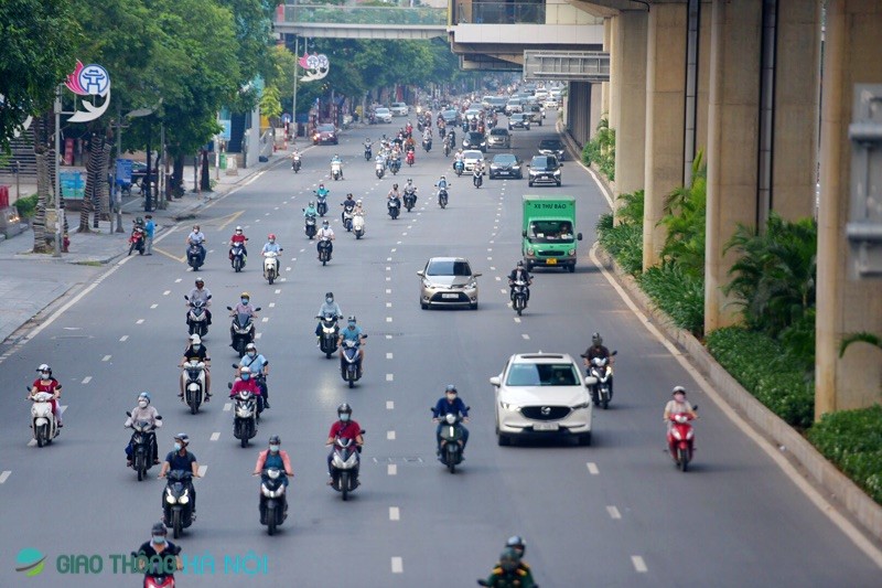 Duong pho Ha Noi van dong duc sau gan 3 tuan gian cach xa hoi - Hinh anh 1