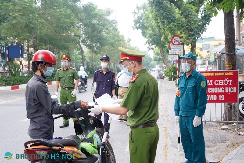 Duong pho Ha Noi van dong duc sau gan 3 tuan gian cach xa hoi - Hinh anh 7