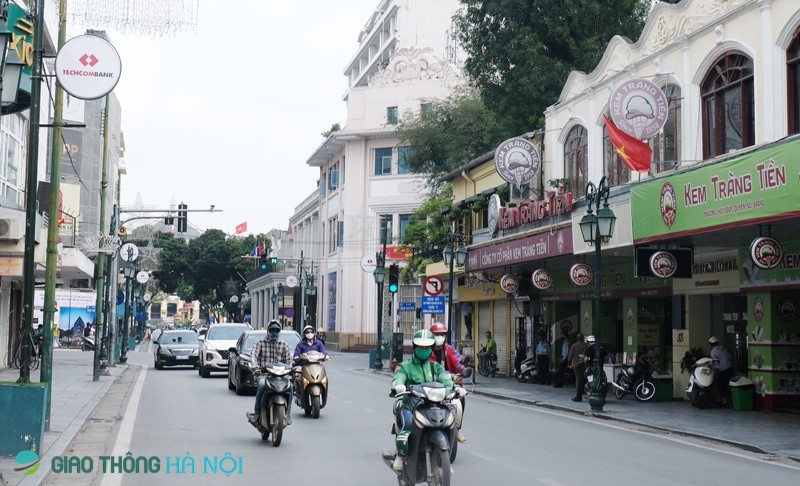 Duong pho Ha Noi van dong duc sau gan 3 tuan gian cach xa hoi - Hinh anh 3