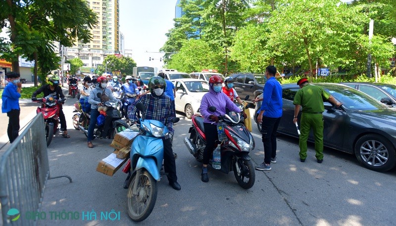 Duong pho Ha Noi van dong duc sau gan 3 tuan gian cach xa hoi - Hinh anh 8