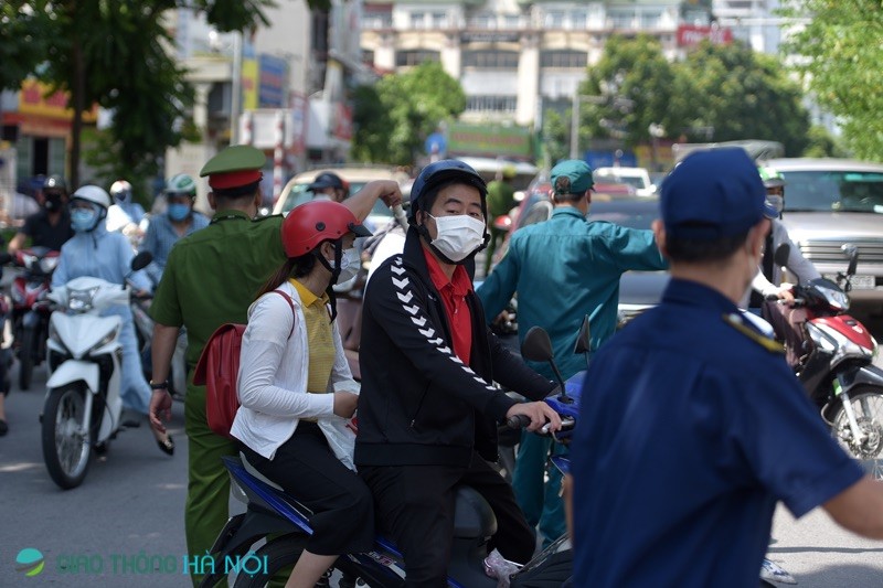 Duong pho Ha Noi van dong duc sau gan 3 tuan gian cach xa hoi - Hinh anh 9