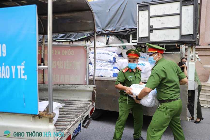 Cong an TP Ha Noi: Tang qua, ho tro cac gia dinh kho khan vi dich COVID-19 - Hinh anh 5