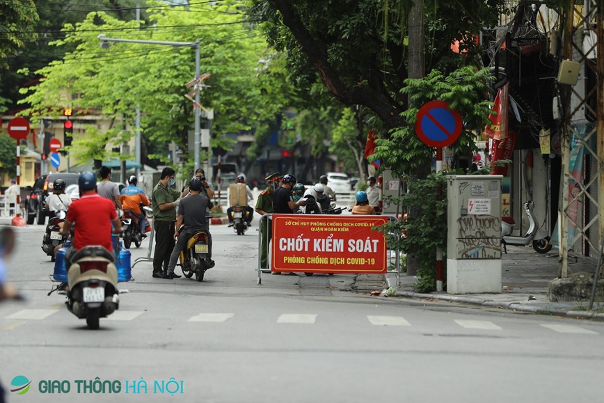 Ha Noi: Siet chat kiem tra phuong tien ra vao pho co, nhieu truong hop quay dau bo chay - Hinh anh 10