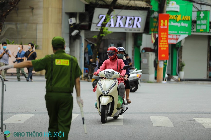 Ha Noi: Siet chat kiem tra phuong tien ra vao pho co, nhieu truong hop quay dau bo chay - Hinh anh 11