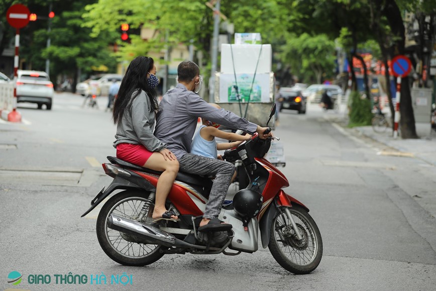 Ha Noi: Siet chat kiem tra phuong tien ra vao pho co, nhieu truong hop quay dau bo chay - Hinh anh 12