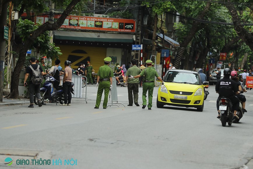 Ha Noi: Siet chat kiem tra phuong tien ra vao pho co, nhieu truong hop quay dau bo chay - Hinh anh 13