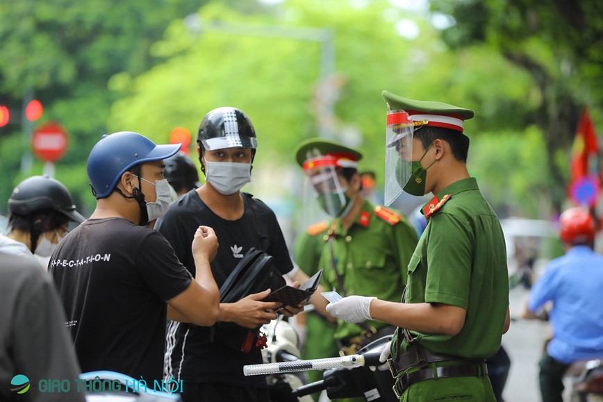 Ha Noi: Siet chat kiem tra phuong tien ra vao pho co, nhieu truong hop quay dau bo chay - Hinh anh 14