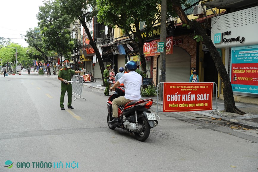 Ha Noi: Siet chat kiem tra phuong tien ra vao pho co, nhieu truong hop quay dau bo chay - Hinh anh 1