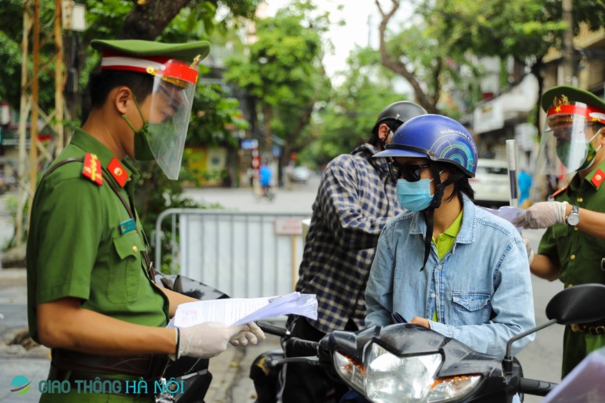 Ha Noi: Siet chat kiem tra phuong tien ra vao pho co, nhieu truong hop quay dau bo chay - Hinh anh 2